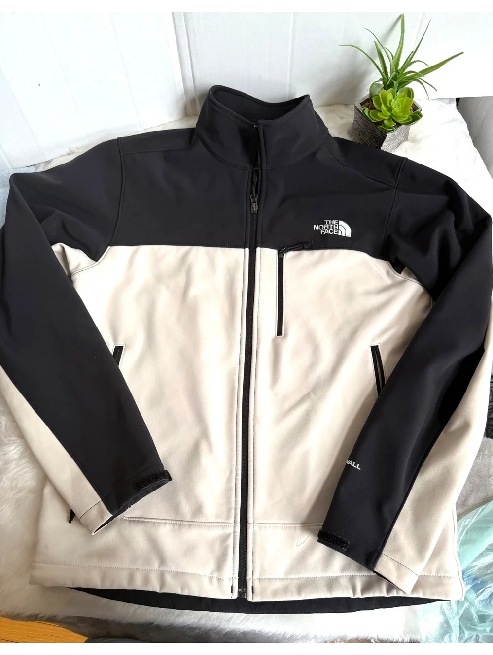 Men’s The North Face Two-Tone Softshell Jacket – Size Small – Black & Cream